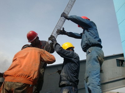 更換10T燃煤(méi)鍋爐(lú)布袋除塵器濾袋和骨架 更換10T燃煤(méi)鍋爐布袋除塵器濾袋和骨架